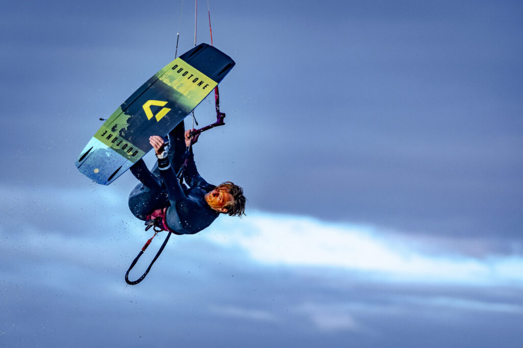 Kitesurfer in bluehour performance